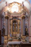 Roure. <br> L’autel de la Vierge.Deux colonnes de marbre encadrent une Vierge à l’Enfant, entièrement dorée, surmontée d’un fronton brisé. Beau tabernacle.
A gauche, St Jean-Baptiste, accompagné d’un agneau, annonciateur du Christ. A droite, St Roch, qui protège de la peste, accompagné de son chien et montrant un bubon sur sa cuisse.