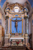 Roure. <br> Autel du Christ en croix.
Entre deux colonnes de marbre, se dresse un grand Christ crucifié, vraisemblablement du XVIe siècle, surmonté d’un fronton brisé orné d’angelots qui brandissent les instruments de la crucifixion.