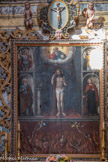 Roure. <br>  Dans la partie inférieure, le Purgatoire présenté comme un enfer provisoire. Dans le panneau central, le Christ ressuscité est entouré des instruments de la passion. Il est encadré, à gauche par St Marc l’Evangéliste et à droite, par Ste Brigitte (?), tenant un démon enchaîné. Dans la partie supérieure, au centre, Dieu le Père, est encadré par deux archanges. St Michel, à gauche, représenté en chef des légions célestes, pèse les âmes des défunts. St Raphaël, à droite, accompagne et protège le jeune Tobie, qui porte le poisson destiné à guérir la cécité de son père, Tobias. St Raphaël est le modèle de référence de « l’ange gardien ».
