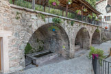 Roure. <br> La fontaine et les lavoirs, sous arcades, surmontés de l'aire de séchage.