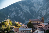 Roure. <br> A gauche, les restes du château dominés par le 
