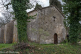 La chapelle Notre Dame du Revest.  Au Ier siècle avant JC une villa gallo-romaine est édifiée à l’emplacement actuel de la chapelle et sur les terres qui l’entourent. Le site est alors divisé en deux parties : l’espace agricole (qui exploitait des vignes) et l’habitation, ce qui est l’organisation typique des villas antiques. La villa est occupée jusqu’au Ve, VIe siècle. Au VIe siècle, un monastère cassianite (de l’ordre de St Cassien) est construit à l’emplacement de l’ancienne villa gallo-romaine. Ce monastère est dévasté par les infidèles, vraisemblablement les Sarrasins, au VIIIe siècle. Dès lors, les colons s’établissent sur les hauteurs à l’abri d’un château fort et ce serait là l’origine du castrum, du village d’Esparron.