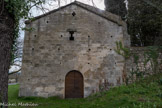 La chapelle Notre Dame du Revest. La façade est ouverte par un portail aux longs clavaux. On peut voir de nombreus trous de boulin. L'appareil est de plus en plus petit suivant la hauteur.