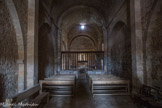 La chapelle Notre Dame du Revest. La chapelle actuelle du XIIe siècle est un bel exemple d'édifice roman provençal. Elle est dotée d'une nef unique à quatre travées, voûtée en berceau. La longue nef est séparée en deux parties par un 