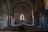 La chapelle Notre Dame du Revest. Dans l'abside est dressé un pilier portant une petite statue de Marie.