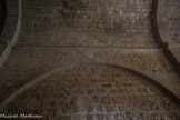 La chapelle Notre Dame du Revest. Un arc de décharge est un élément d'architecture, qui a pour but l'allègement du poids du mur sur le linteau en repoussant les charges sur les côtés. il est surmonté d'un cordon en forme de tore. On ne trouve des cordons que dans l’architecture romane.