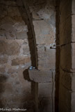 La chapelle Notre Dame du Revest. Pierre en corbeau. Le corbeau est, en architecture, un élément saillant d'un mur. En structure intérieure, il permet de soutenir une poutre, une voûte, un arc ou une statue.