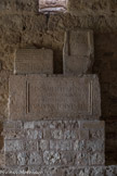 La chapelle Notre Dame du Revest. A gauche de l'entrée sont exposées trois stèles de calcaire, gravées de longs textes en latin et en français médiéval.