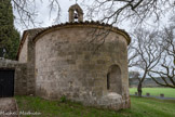 La chapelle Notre Dame du Revest. Le chevet  est ouvert par une fine baie ébrasée.