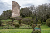 Le château de Saint-Martin-de-Pallières. Le pigeonnier.