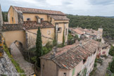 L'église de Saint-Martin-de-Pallières. Après l'effondrement de l'église primitive en 1688, le petit-fils de Pierre de Laurens, Pierre Joseph de Laurens, proposa de construire une nouvelle église à ses frais, près du château.
Il demanda en retour que la communauté participe à hauteur de 600 livres et que sa famille garde une chapelle privée, surmontée d'une tribune offrant un accès direct depuis le château ; elle y aura également son caveau.
L'édifice fut terminé en 1690 et placée sous le vocable de Notre dame de l'Assomption, en raison du transfert de la chapellenie de Brue du même nom, ancienne seigneurie des Laurens. L'illustre sculpteur, Pierre Puget, ami et concepteur de l'hôtel particulier de Pierre de Laurens à Aix, en aurait dessiné les plans.