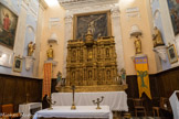 L'église de Saint-Martin-de-Pallières. Le chœur de l’église et son retable en bois doré du XVIIe siècle. Oriflammes de la Provence et des Laurens.