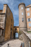 Le château et l'église de Saint-Martin-de-Pallières. La galerie reliant la nouvelle église (XVIIe siècle) au château.