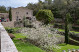 Saint-Martin-de-Pallières. Les anciennes écuries et l'ancien moulin qui est l'entrée de la citerne.