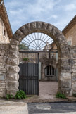 Saint-Martin-de-Pallières. Entrée des anciennes écuries.
