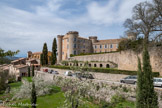 Le château de Saint-Martin-de-Pallières. Au cours des XVIIe et XVIIIe siècles, l’histoire de Saint-Martin, comme celle de nombreux villages de la région, est liée à Aix-en-Provence. Cette ville, alors capitale judiciaire et administrative, exerça une influence importante sur les campagnes à travers le renouvellement des familles seigneuriales. À partir des années 1610, aux anciennes lignées féodales dont les antiques demeures ont peu évolué depuis la fin du Moyen Âge, succèdent des membres du Parlement de Provence et de la Cour des Comptes. Issus de la noblesse de robe, ils sont désireux d’ajouter à leurs hôtels aixois, une résidence terrienne où pouvait s’exprimer leur puissance. Les châteaux de la Verdière, d’Esparronde-Paillières, de Pontevès et de Seillons, entre autres, devinrent ainsi maison d’été de parlementaires aixois et connurent de profondes transformations. À Saint-Martin, les Laurens, famille de magistrats, conseillers ou présidents à mortier au Parlement, en acquérant le château, entreprirent de lui donner l’éclat et l’apparat qui convenait à leur rang.