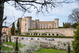 Le château de Saint-Martin-de-Pallières. Aux XVIIe et XVIIIe siècles, le village voit son château réaménagé pour plus de confort (percement de fenêtres). Un grand parc de douze hectares y est créé avec une citerne de grande contenance ainsi que des jardins en terrasses. Ce parc et la citerne viennent compléter les aménagements que l’on retrouve à cette époque dans plusieurs villages alentour. Un géomètre aixois, Ouvière, traça les plans du parc et conçu ses aménagements de colonnades et de balustrades. Dès 1820, la restauration du château, dégradé à la période révolutionnaire, est lancée. Il est également agrandi entre 1862 et 1865 (reconstruction des tours, tour et façades de l'aile droite du château).