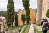 Saint-Martin-de-Pallières. Rue de Boisgelin, 1732-1804, archevêque d'Aix. Au fond, l'église. En 1774, se marrièrent Jean Marie de Boisgelin et Adélaïde de Laurens de Peyrolles, marquise de Saint-Martin-de-Pallières, fille de  Pierre de Laurens de Peyrolles, chevalier, marquis de Peyrolles, conseiller du roi et président à Mortier.