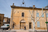 Brue-Auriac. Cette chapelle était le lieu de la sépulture de Georges Roux de Corse. Les offices y furent un temps célébrés. Mais au début du XIXe siècle, les propriétaires de la chapelle et d'une maison attenante voulurent les transformer en habitation. Sa dépouille fut alors transportée à la chapelle Notre-Dame. Ces travaux pour faire d'un lieu de culte un lieu habitation ont laissé des traces dans l'architecture de l'édifice: orientation changée, portes condamnées... Une porte monumentale décorée avec virtuosité témoigne de ce passé religieux.