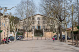 Brue-Auriac. Le style du château laisse supposer qu'il fut construit à la fin du XVIIe siècle. Comme de nombreuses demeures provençales de cette époque, il présente un étage noble avec double escalier d'entrée.