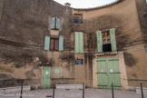 Brue-Auriac. Au XIe siècle, le territoire communal de Brue-Auriac était partagé entre trois communautés d’habitants : Brue, Auriac et Saint-Esteve. Le Castellas, emplacement médiéval de Brue, est mentionné pour la première fois en 1075. Il fut construit sur un site d’éperon barré.
Au début du XIVe siècle, Brue comptait 42 foyers, Auriac 4 et Saint-Estèphe 41. À la fin du XIVe siècle, les trois sites furent désertés. Lors de la reprise démographique, l’habitat était dispersé et constitué de bastides. Le Castellas joua un rôle de château seigneurial au moins jusqu'à la deuxième moitié du XVIIe siècle.
En 1746, Georges Roux de acquit les terres de Brue afin de créer à partir de 1750 une ville neuves dans la plaine. En 1765, le village comptait 832 habitants. En 1840, les communes de Brue et Auriac furent réunies par ordonnance royale. En 2005, le village comptait 1103 habitants.