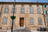 Brue-Auriac. Maison qu'a sans doute habité Georges Roux de Corse. Riche armateur marseillais, il acquit la terre de Brue en 1746. Louis XV lui fit l'honneur de l'élever en marquisat, en remerciement de ses services dans le négoce avec les Antilles. Sur ces terres qu'on disait «incultes et inhabités», il bâtit une ville neuve sur un plan symétrique, Les rues, bordées de maisons de quatre étages, s'organisaient depuis le château.
Il mit en place un système économique florissant. Plusieurs commerces et artisanats virent ainsi le jour: faïencerie, magnanerie, toilerie, filature de coton. Il encourageait l'agriculture et inventait sa propre monnaie: on payait alors dans les commerces avec des cartes puis avec des jetons de cuir à son effigie, que les commerçants lui échangeaient ensuite contre de l'argent. Mais ces temps de prospérité s'achevèrent en 1774/ lorsque des revers de fortune entraînèrent sa ruine.