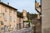 Brue-Auriac. Le pigeonnier. Emblème des lieux ce pigeonnier est un des plus beaux de Provence et répertorié comme le plus grand d'Europe du haut de ses 22,50 m. Il pouvait contenir plus de 12 000 pigeons. Il a été construit vers 1750 à l'instigation de Georges Roux de Corse.