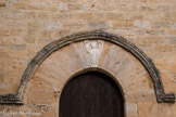La chapelle Notre-Dame et son-prieuré. Le Christ sculpté bénissant de la main droite et tenant le Livre de la main gauche. Le personnage porte une étole, c'est donc, peut-être, l'évêque qui fait la chrismation, c'est-à-dire qu'il bénit la chapelle.