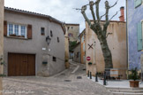 Saint-Martin-de-Pallières. L'habitat à Saint-Martin s'est structuré au pied du château fortifié, construit sur un rocher dominant la vue. Cette position offrait à ce lieu une qualité de défense remarquable. Un glacis (pente à découvert précédant la fortification) séparait l'habitat de la plaine.  Au début du XIVe siècle, le village était alors un des pôles importants de la région, mais il subit la peste noire de 1348. Presque inhabité en 1471, il se repeupla au XVIe siècle. Seigneurie des Vintimille au XIVe siècle, le fief fut érigé en marquisat par lettres patentes de janvier 1661 pour Pierre de Laurens, Conseiller au Parlement de Provence en 1623.