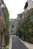Saint-Martin-de-Pallières. A l'abri derrière un mur d'enceinte aujourd'hui disparu, le village a gardé son aspect moyenâgeux, disposé en réseau serré de maisons étroites et de petites rues en pente.