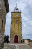 Saint-Martin-de-Pallières. La tour de l'Horloge et son campanile. Ce beffroi carré surmonté d'un campanile fut construit en 1830 par la municipalité. A cette époque, les républicains édifiaient, en grand nombre, des tours d'horloge pour concurrencer les clochers des églises. La cloche du campanile était destinée à sonner les heures qui rythmaient la vie sociale du village, quand celle de l'église annonçait la célébration des offices religieux.
L'horloge de Saint-Martin présente l'originalité d'avoir conservé son mécanisme d'origine, ce qui peut excuser son approximation et certaines variations au gré du temps !
Cette tour marque avec les silhouettes de l'église, du château et du pigeonnier, l'identité visuelle du village.