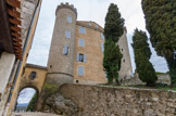 Le château de Saint-Martin-de-Pallières. Mentionné pour la première fois en 1055, le castrum de Saint-Martin se réduisit longtemps au bâtiment central actuel. C'est au début du XVIIe siècle Pierre de Laurens acquit la terre de Saint-Martin, après que s'y soient succédées plusieurs des plus grandes familles de Provence. Magistrat, il devint conseiller au Parlement de Provence à Aix, ouvrant la voie à plusieurs de ses descendants, successivement parlementaires, procureurs ou même Président à mortier.