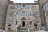 Le château de Saint-Martin-de-Pallières. La bâtisse est parée d’une façade en pierre de taille, d’une porte sculptée de motifs, et des mascarons allégoriques inspirés de ceux de leur hôtel de la place des Quatre-Dauphins à Aix.