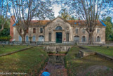 <center>Le château d'Avignon. </center> Les bâtiments, organisés autour de l'axe du porte-eau et des bassins de décantation, forment un ensemble monumental dédié à la maîtrise de l'eau. Aujourd'hui ces installations sont toujours en usage et permettent l'irrigation des terres jusqu'à l'étang du Vaccarès