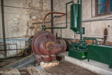 <center>Le château d'Avignon. </center> Le corps central abrite la pompe Dumont d'une grande puissance (700 litres par seconde), ainsi que la machine à vapeur qui l'actionnait jusqu'en 1934. Le fonctionnement de cette machine nécessitait l'implantation de deux énormes chaudières (aile ouest).