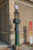 <center>Le château d'Avignon. </center> En 1899, est installé dans l'aile est un garage à automobiles doté de sa propre pompe à essence.