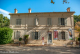 <center>Le château d'Avignon. </center> La maison blanche. 
Louis Prat-Noilly a transféré au mas du Ménage et au mas de la Cure toutes les fonctions vivrières et agricoles du domaine. Il fait donc construire un logement pour le régisseur à la place de l'ancienne forge. Cette maison permet d'apprécier la qualité architecturale apportée à tous les bâtiments fonctionnels du domaine : à l'extérieur, façades appareillées avec soin, animées par des doubles bandeaux ; à l'intérieur, une arcade s'appuyant sur des pilastres moulurés, ouvre le hall d'entrée sur l'escalier.