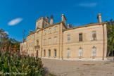<center>Le château d'Avignon. </center> Cette demeure caractéristique du milieu du XVIIIe siècle avec ses façades ordonnancées, a été transformée vers 1895 par l'architecte artésien Auguste Véran. L’agrandissement de la façade comme l'ajout de cheminées de style Renaissance dénote une volonté ostentatoire du nouveau propriétaire.