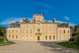 <center>Le château d'Avignon. </center> A l'intérieur, la distribution des espaces, les ouvertures, le choix des équipements et des matériaux est pensé à la lumière des nouvelles théories hygiénistes. L'eau courante, le chauffage, l'électricité apportent confort et luxe à cette ancienne bâtisse.
Quant à la décoration, elle intègre dans les boiseries et le mobilier réalisés par l'ébéniste marseillais Achille Blanqui, des oeuvres d'art de grande qualité.