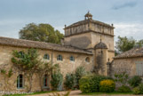 <center>Le château de Teillan. </center> C'était à l'origine un castrum romain. Le premier acte de vente date de 816 aux moines de l'abbaye d'Amiane. Vers 1050 -1100, toute la région était occupée par les Wisigoths arianistes opposées à la trinité et au pape qui, pour avoir un point fort, demanda aux moines bénédictins de St Victor de construire une abbaye, celle de Psalmody, à coté d'Aigues Mortes. Les moines de cette abbaye ont commencé à exploiter le sel. Pour se protéger, elle était dans les marais mais il fallait aussi un endroit sur la terre ferme pour les cultures et comme base arrière, ils ont donc choisi ici un terrain. Dans le monastère fortifié, il y eut de plus en plus de moines, 40 à 50, jusqu'à la réforme. Ensuite, ceux qui étaient favorables au Pape restèrent à Psalmody, les autres à Teillan : on les appela les moines huguenots car ils se convertirent au protestantisme.