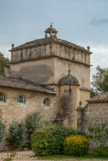<center>Le château de Teillan. </center> Le château possède l'un des plus vastes pigeonniers d'Europe (1500 nids), construit en 1605 pour approvisionner Aigues-Mortes en pigeons voyageurs.