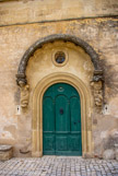 <center>Le château de Teillan. </center> La porte, réalisée par un artisan qui avait réchappé de la peste à Marseille et qui s'était réfugié à Teillan, est ornée de 2 cariatides, copiées sur celles d'un autre château de la famille.