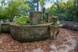 <center>Le château de Teillan. </center> Elle permettait de monter l'eau du Vidourle pour l'irrigation. Elle communique avec le Vidourle par un tunnel. A l'arrière, une fontaine décorative fut ajoutée par le préfet.