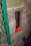 <center>Le château de Teillan. </center> Escalier du Mikvé. Petite fenêtre à 3 biseaux, , typique des mikvé, par laquelle les mères et les belles mères surveillaient ce qui se passait dans la salle où une matrone dirigeait les opérations.