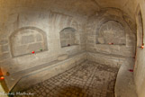 <center>Le château de Teillan. </center> A gauche , une pièce, le mikvé où se prépare les femmes juives avant le mariage. En haut une poutre. Il n'y a, pas d'angle droit. Au plafond une inscription d'origine sans doute hébraïque. A Vauvert et à Lunel il y avait deux grandes communautés juive mais on n'y a pas retrouvé de Mikvé. Cela explique la présence de ce Mikvé à Teillan. A Vauvert, Rabbad II (1125-1198) était en communication avec Maïmonide et Averroès.