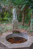 <center>Le château de Teillan. </center> Bassin de Cérès. La base est celle d'une échauguette, au-dessus un autel dédié à Cérès surmonté d'une statue de la déesse qui est une copie d'une autre statue. C'est une des premières statues en ciment armé.