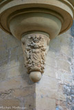 <center>Le château de Teillan. </center> Sous l'échauguette il y a les armoiries de la famille Adhémar : trois bandes obliques sur un fond d'un coté de fleurs de lys et de l'autre coté de croix occitane car de 1200 à 1600 environ, on était dans le Languedoc royal. En bas, une bannière avec la devise de la famille 