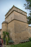<center>Le château de Teillan. </center> Le superbe pigeonnier est une ancienne tour de défense. Le roi octroyait normalement un couple de pigeons par acre de terre, mais ici on élevait des pigeons voyageurspour Aigues Mortes  car ils n'aiment pas l'air marin. Les capitaines de navires, deux ou trois jours avant, lâchaient des pigeons pour annoncer leur arrivée.