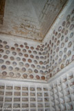 <center>Le château de Teillan. </center> Le pigeonnier est une pièce carrée immense. La partie basse est constituée de 12 rangées de tuiles renversées qui sont les nids pour les couples, et la partie haute un empilement de 7 rangées d'amphores qui sont les couvoirs.