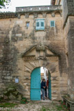 <center>Le château de Teillan. </center> Porte italienne, surmontée des armoiries des Adhémar, taillée en pointe de diamant.
